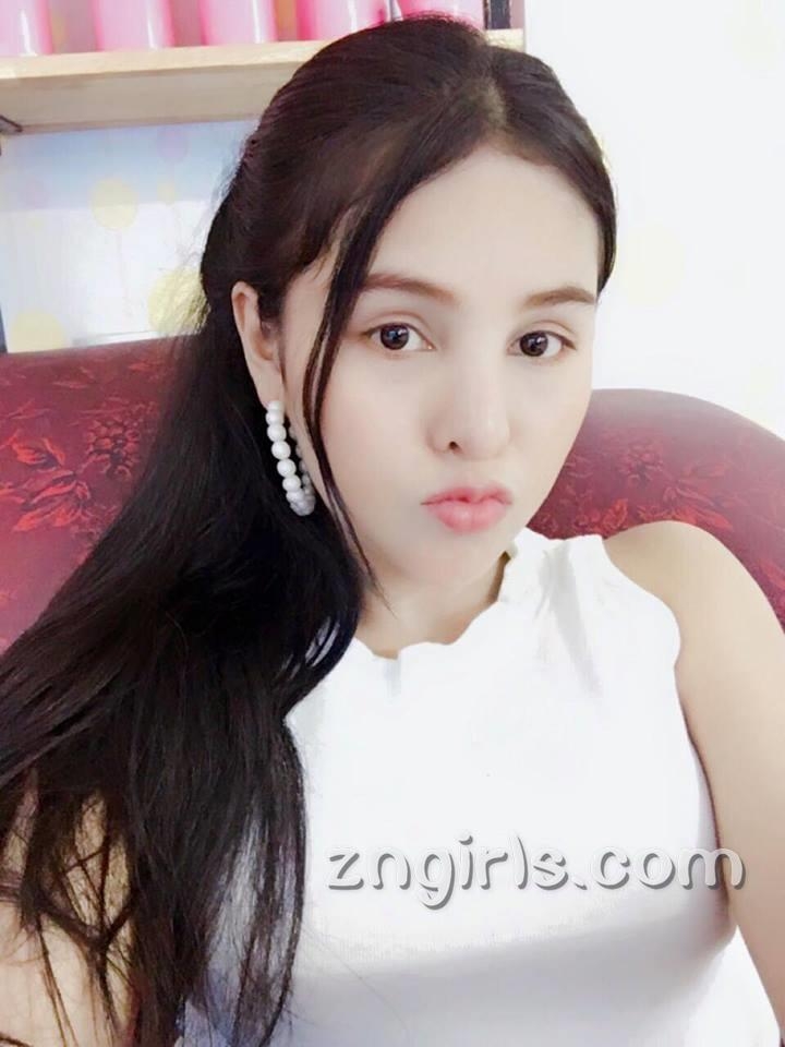 性感女神Denny Kwan黑色吊带裙私房照