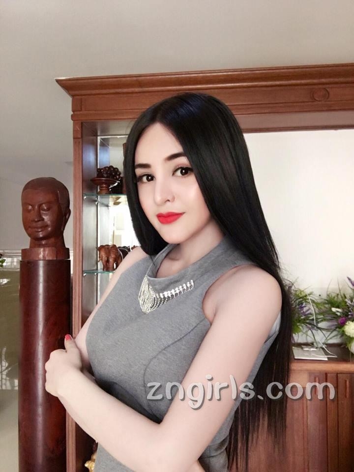 性感女神Denny Kwan黑色吊带裙私房照