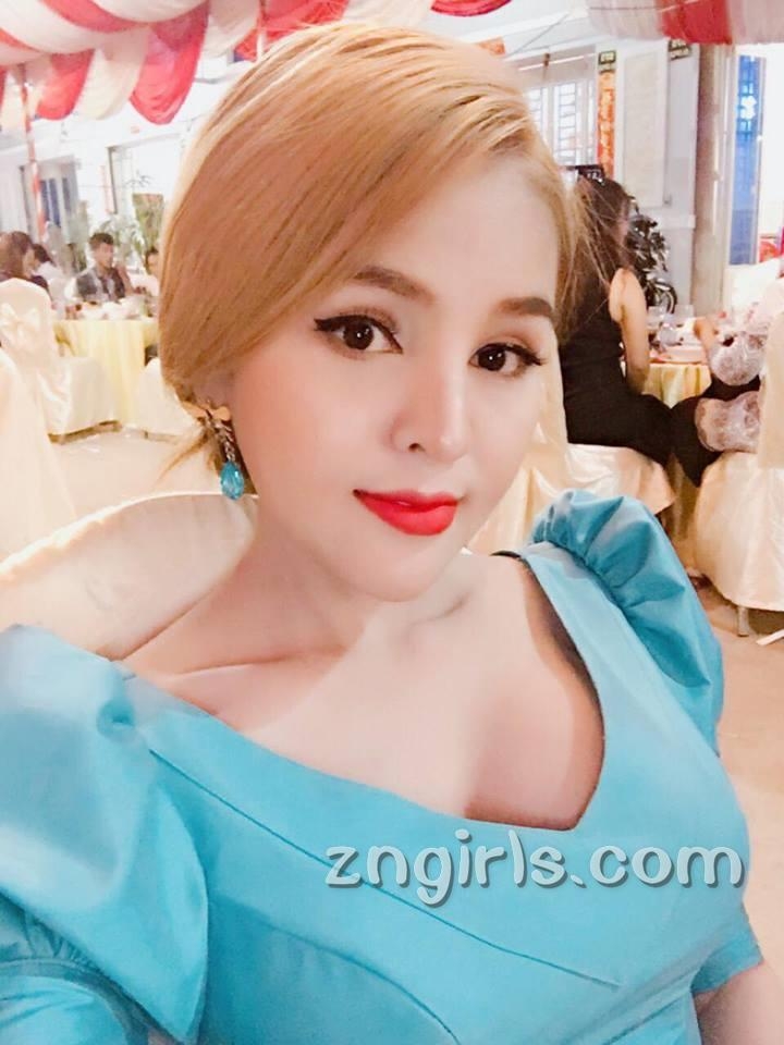 性感女神Denny Kwan黑色吊带裙私房照