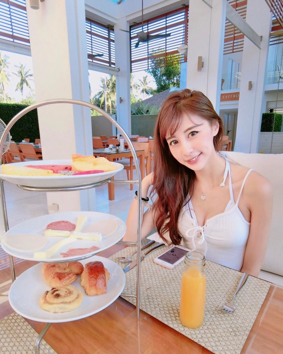 美女空姐高钰雯私房自拍照甜美迷人