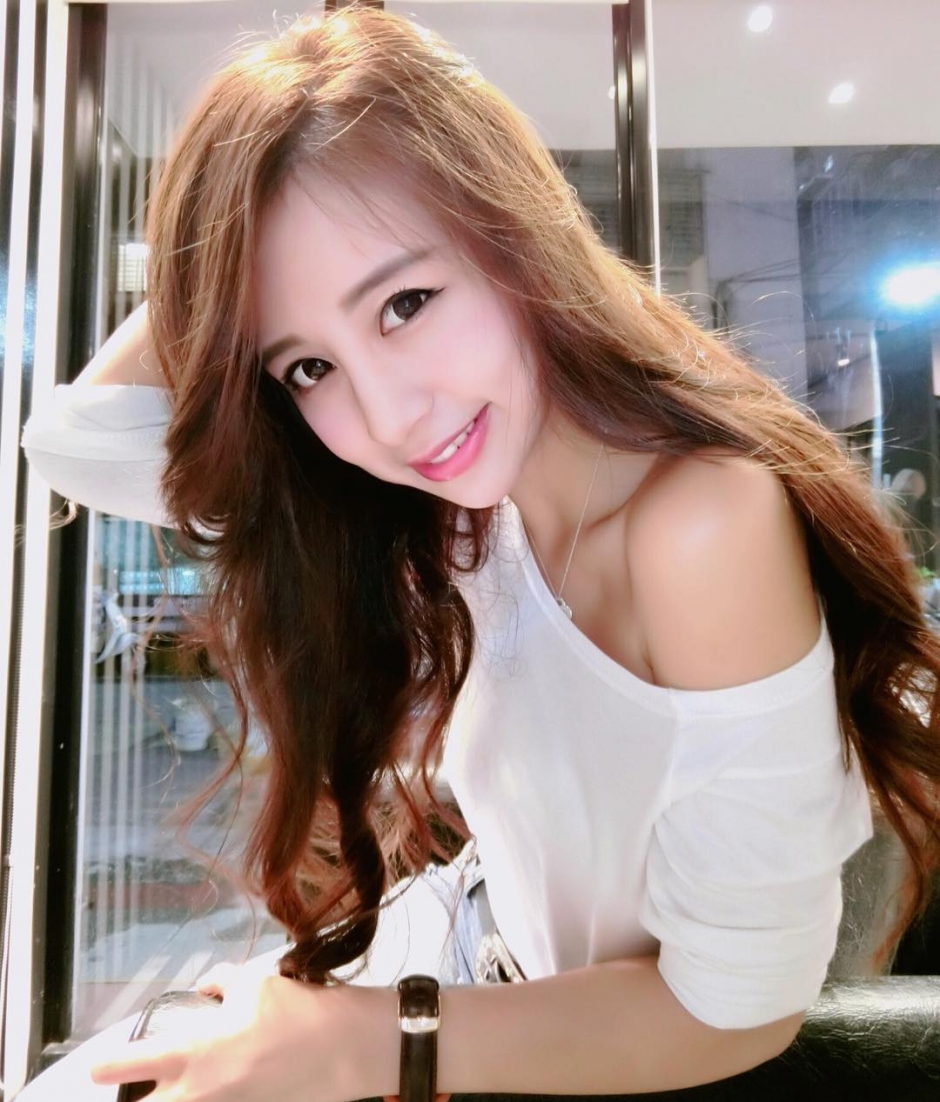 美女空姐高钰雯私房自拍照甜美迷人