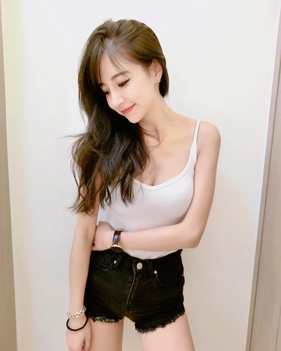 美女空姐高钰雯私房自拍照甜美迷人