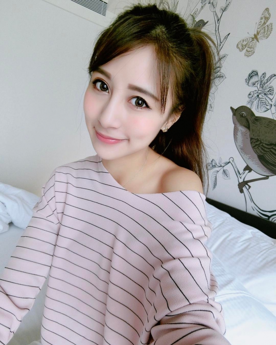 美女空姐高钰雯私房自拍照甜美迷人