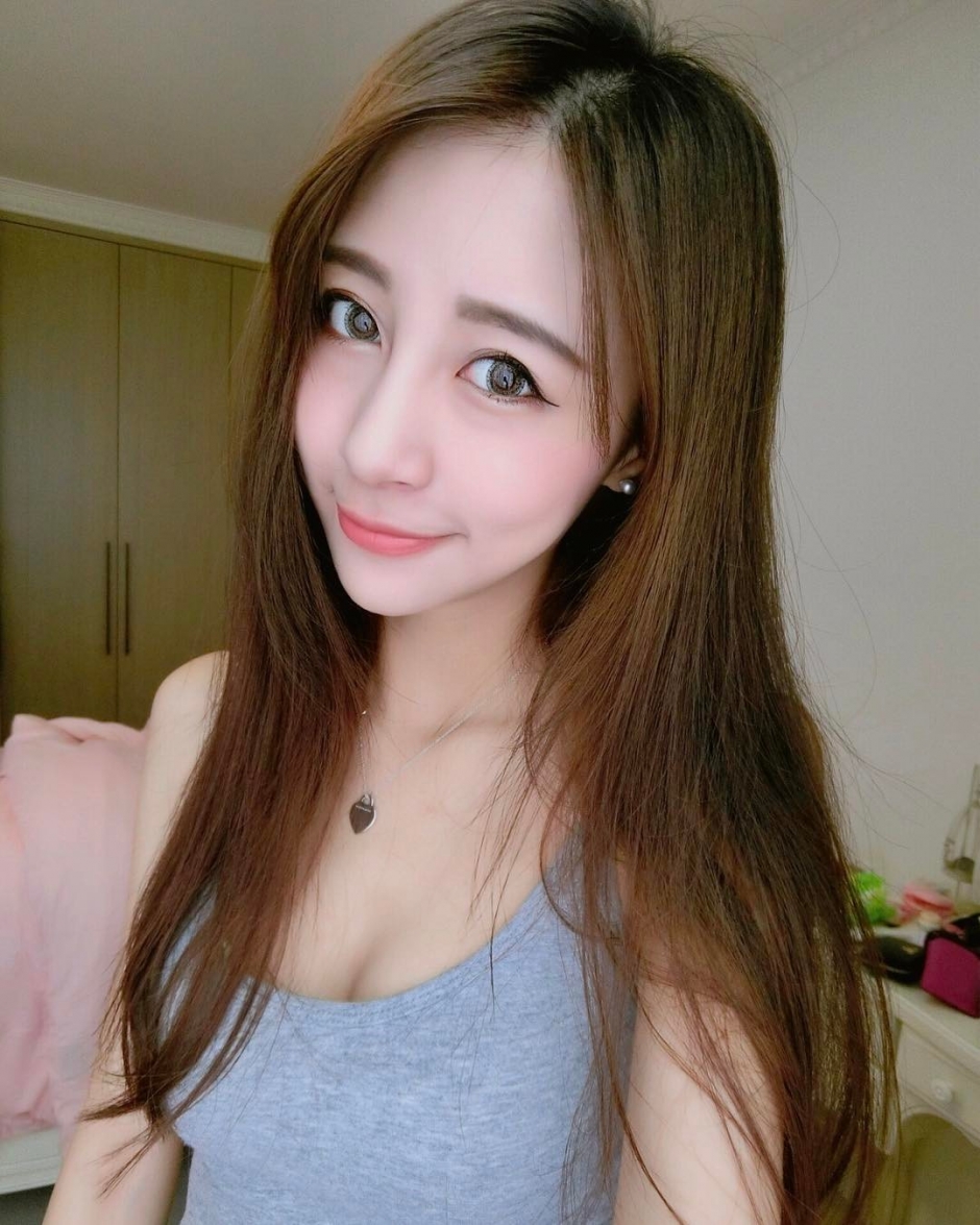 美女空姐高钰雯私房自拍照甜美迷人