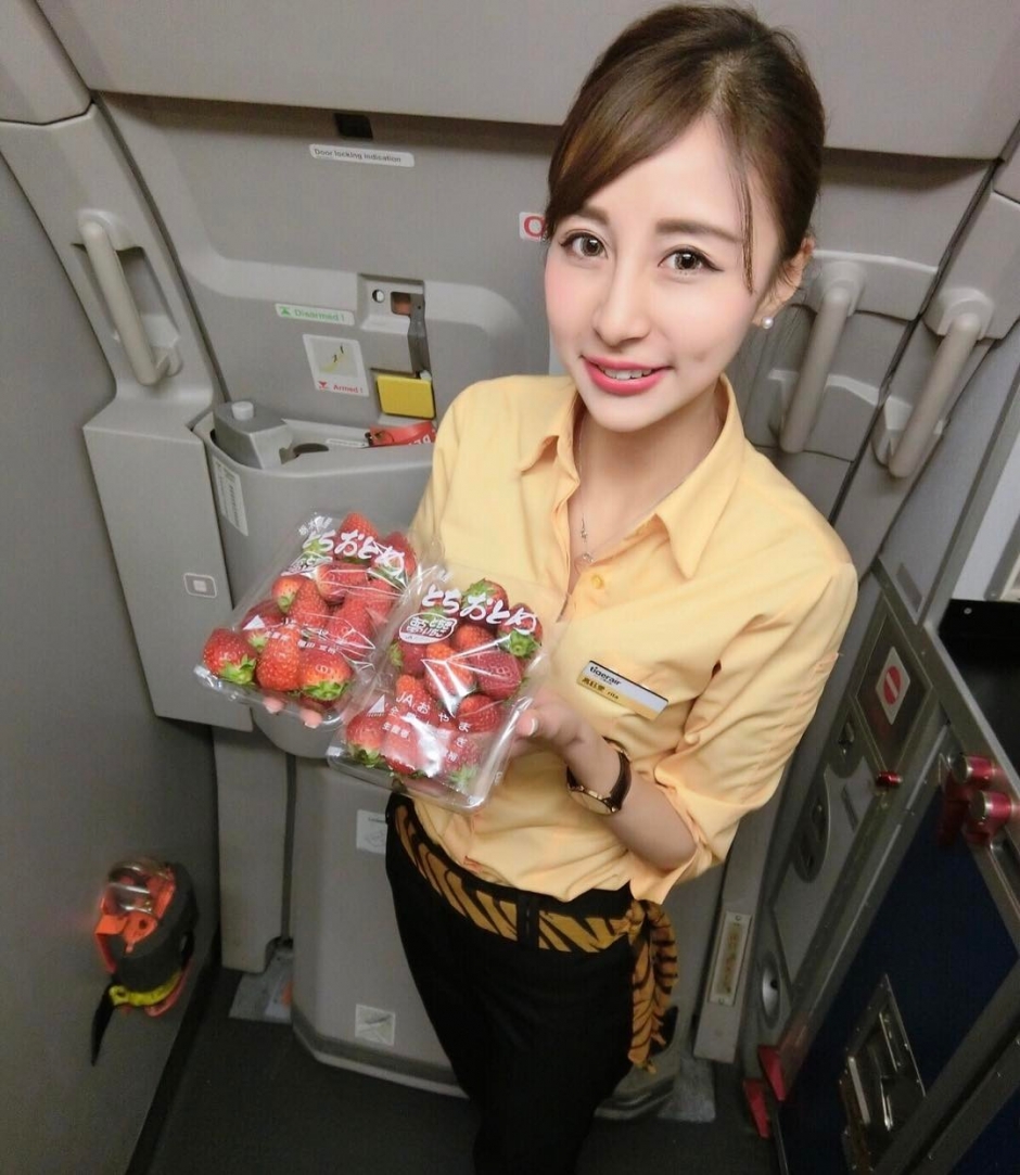 美女空姐高钰雯私房自拍照甜美迷人