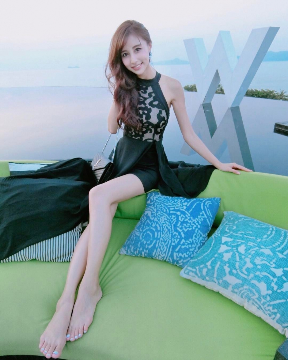 美女空姐高钰雯私房自拍照甜美迷人