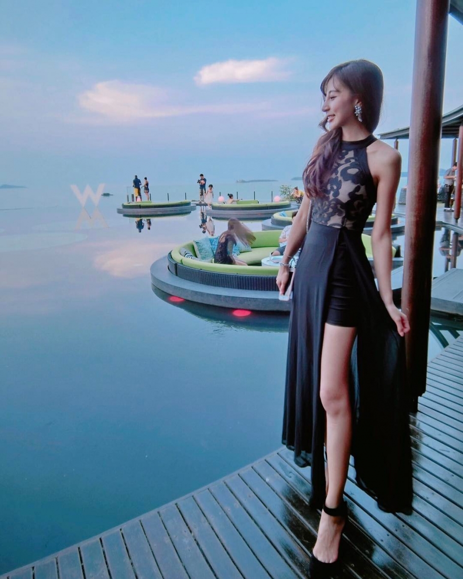 美女空姐高钰雯私房自拍照甜美迷人