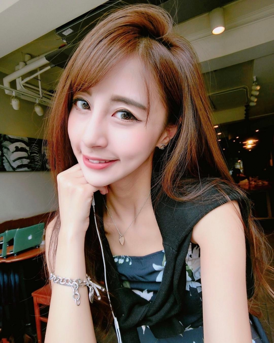 美女空姐高钰雯私房自拍照甜美迷人