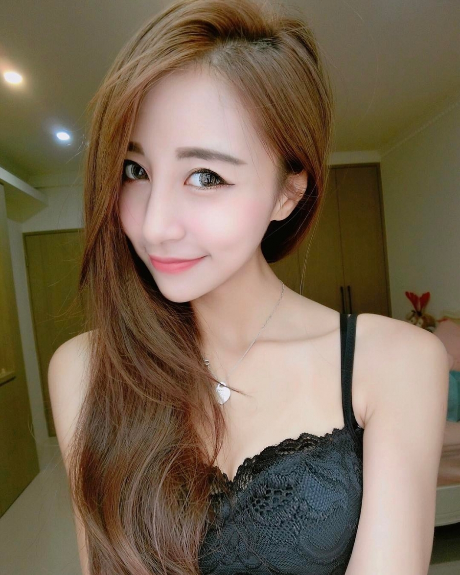 美女空姐高钰雯私房自拍照甜美迷人