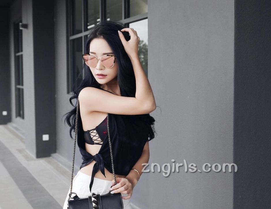 美女正妹谢丽霜自拍美照酥胸诱人