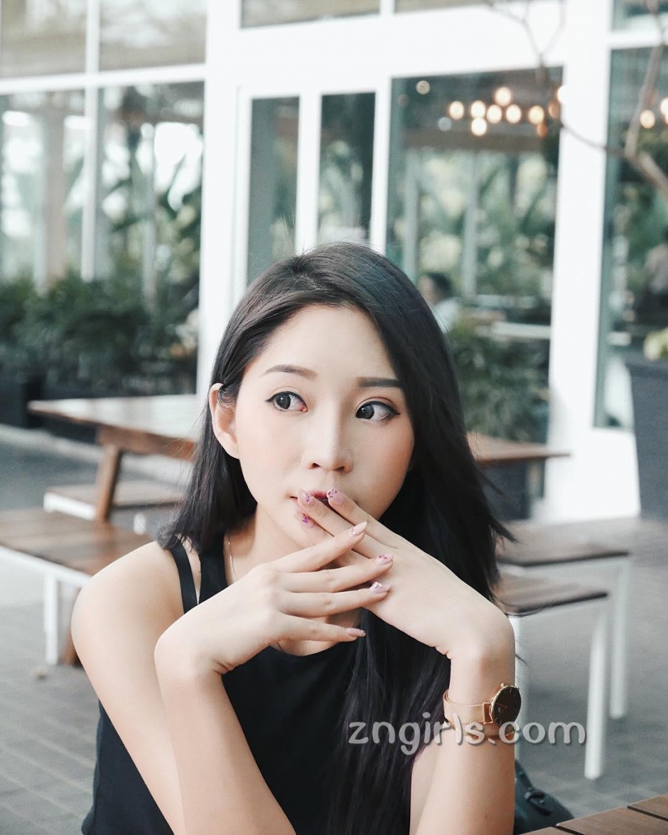 美女正妹谢丽霜自拍美照酥胸诱人