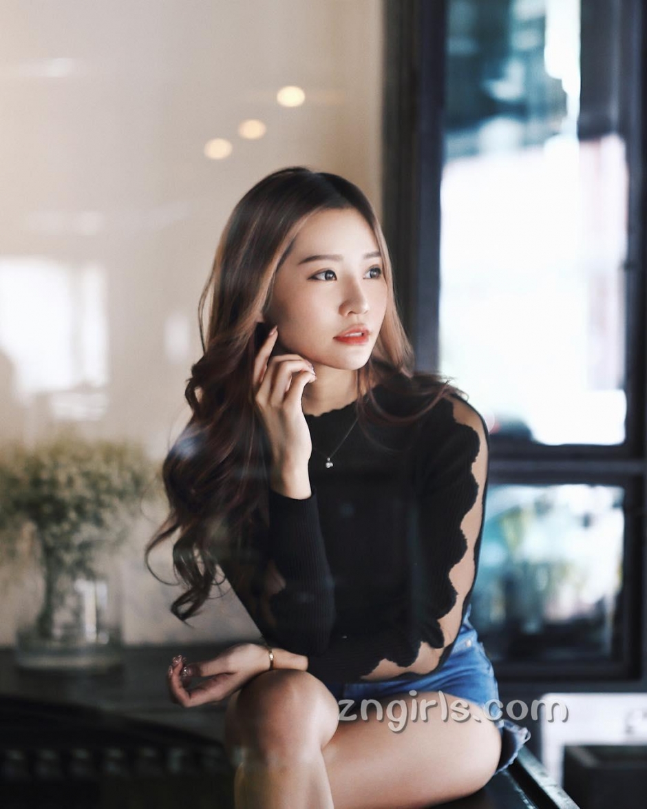 美女正妹谢丽霜自拍美照酥胸诱人