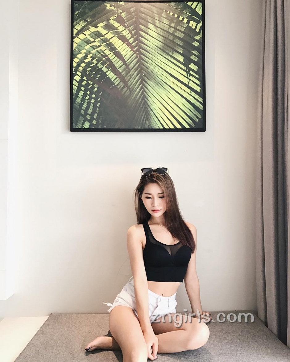 美女正妹谢丽霜自拍美照酥胸诱人