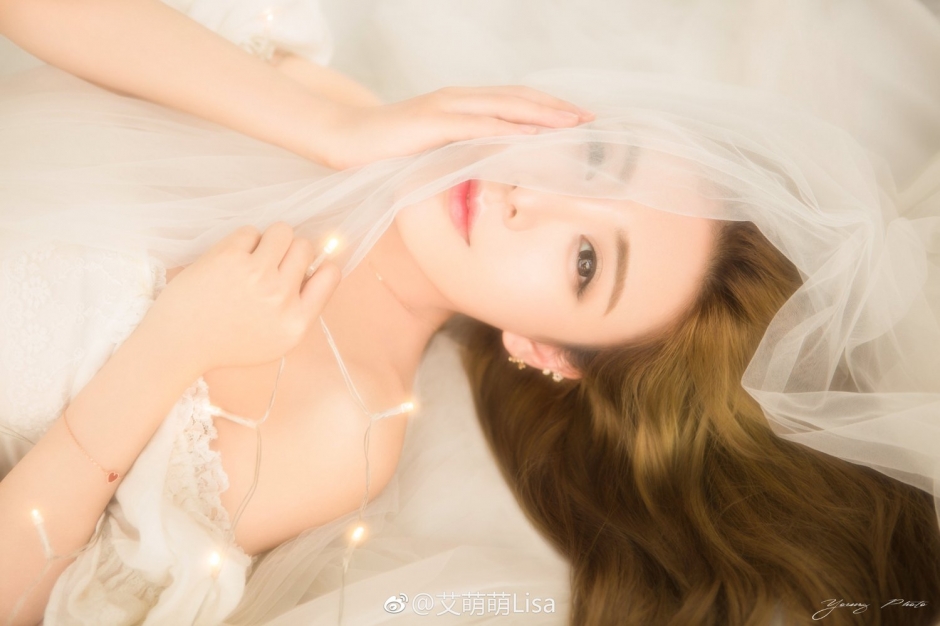 美女主播艾萌萌微博私房照美腿迷人