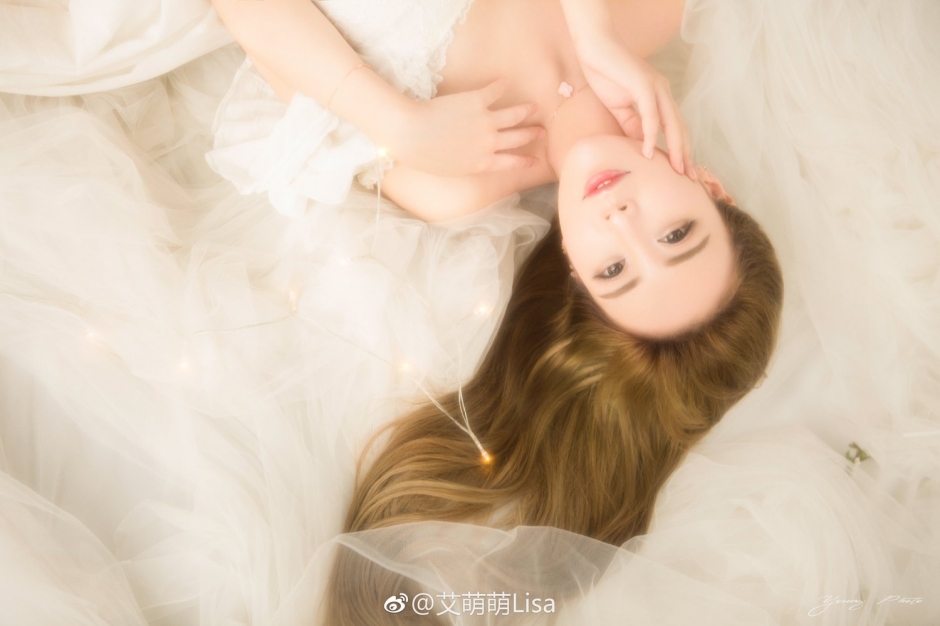 美女主播艾萌萌微博私房照美腿迷人