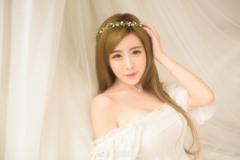 美女主播艾萌萌微博私房照美腿迷人