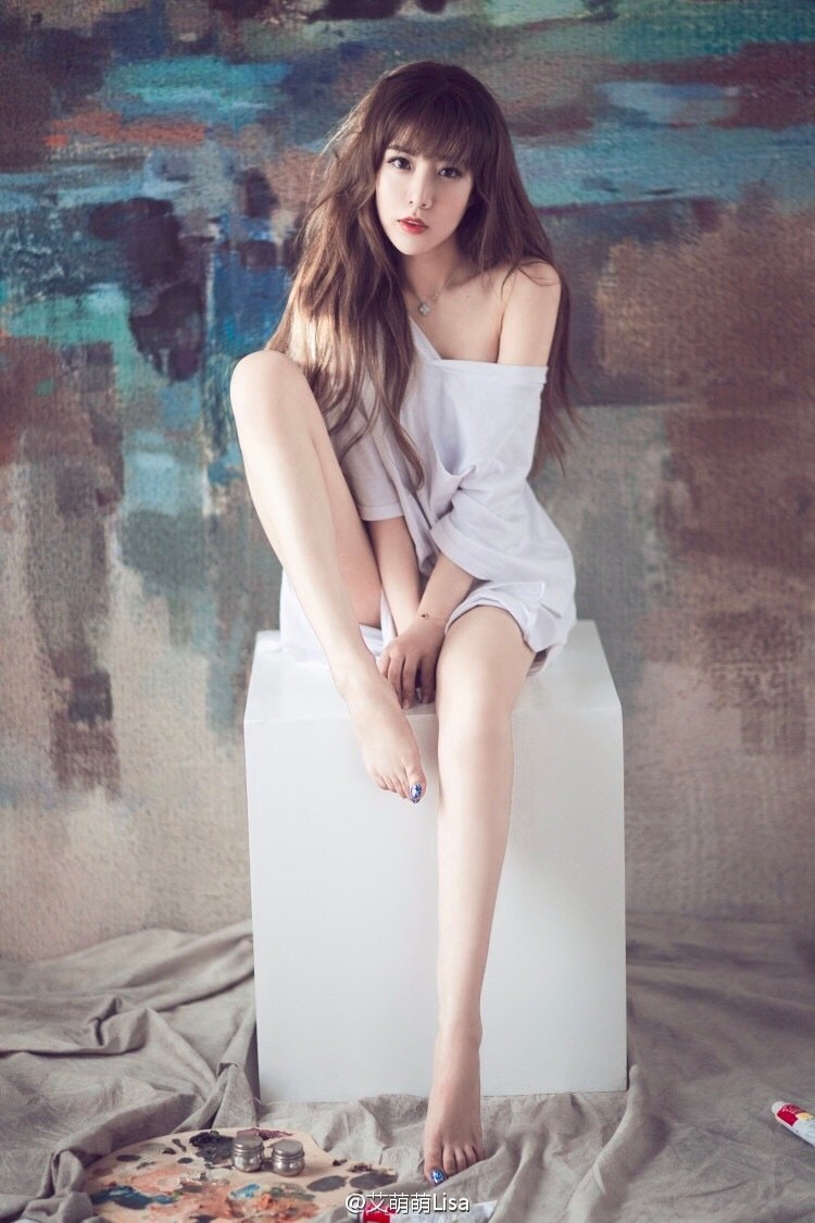 美女主播艾萌萌微博私房照美腿迷人