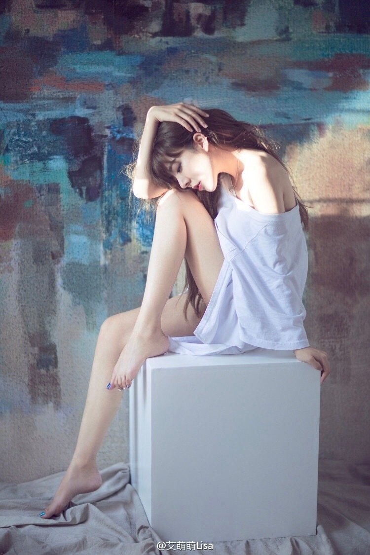 美女主播艾萌萌微博私房照美腿迷人