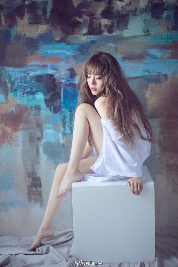 美女主播艾萌萌微博私房照美腿迷人