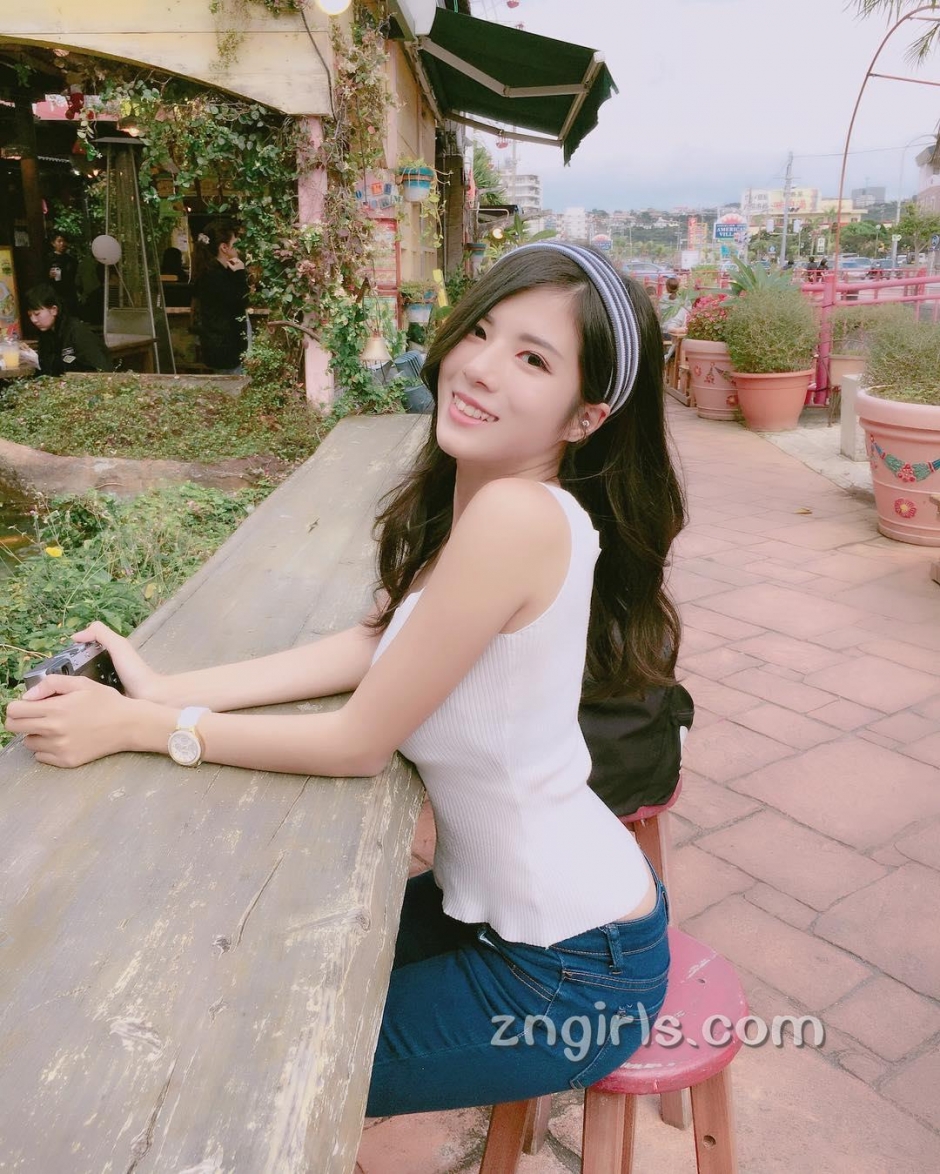 台湾美女校花方唯真生活美照清纯迷人