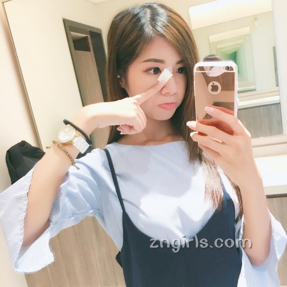 台湾美女校花方唯真生活美照清纯迷人