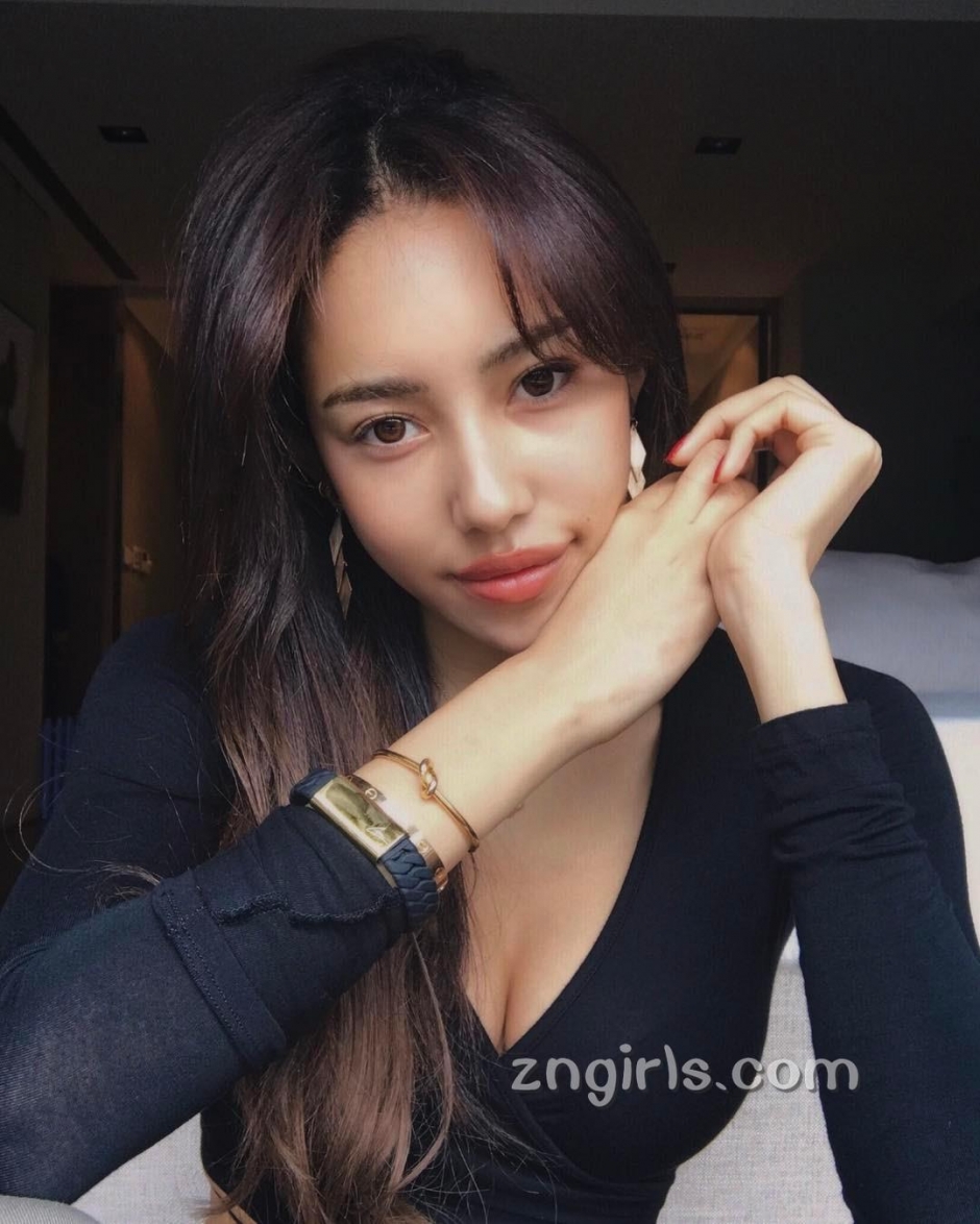 混血美女蜜多丽比基尼私房照性感迷人