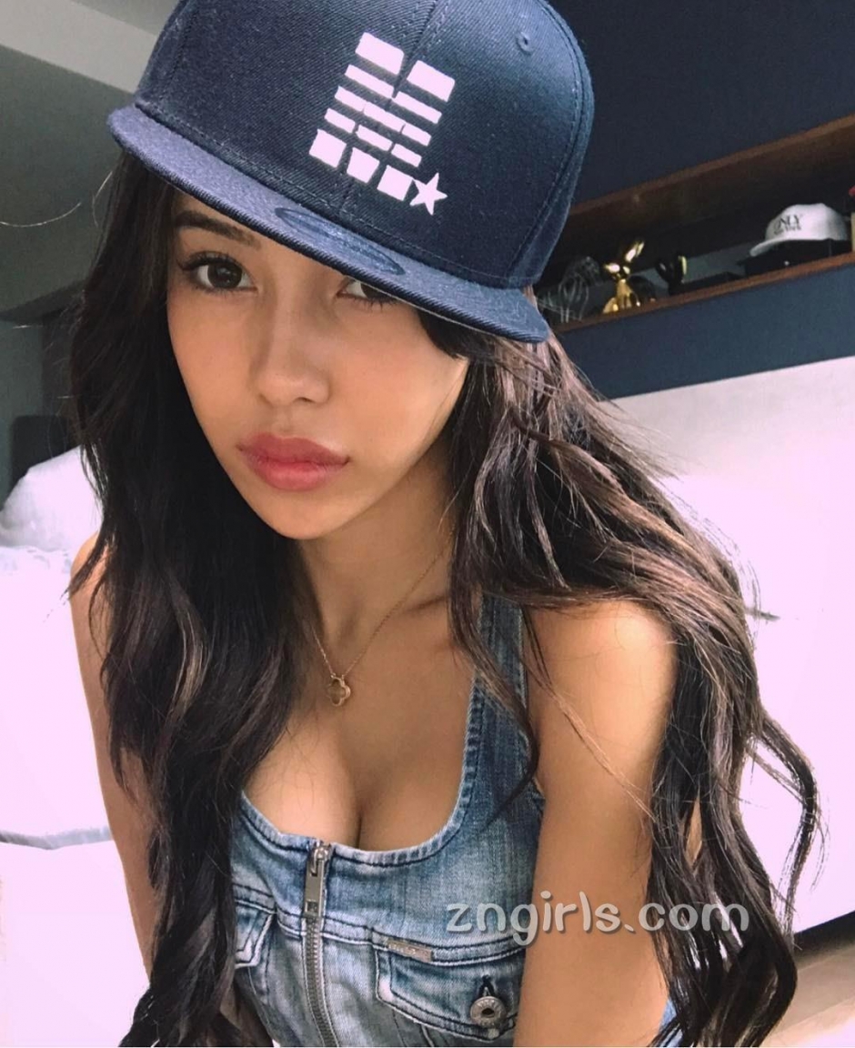 混血美女蜜多丽比基尼私房照性感迷人