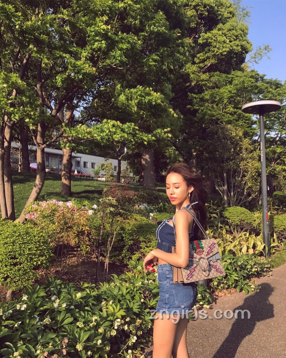 混血美女蜜多丽比基尼私房照性感迷人