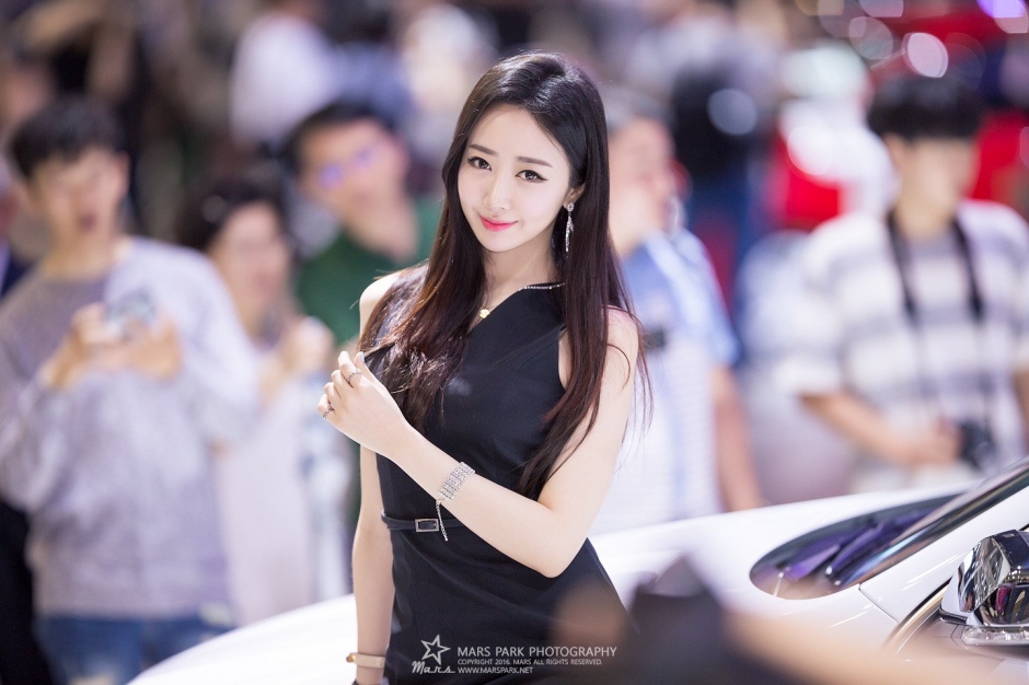 韩国美女车模申海莉车展写真笑容迷人