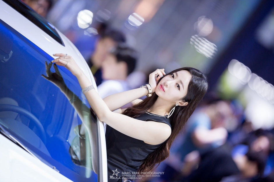 韩国美女车模申海莉车展写真笑容迷人