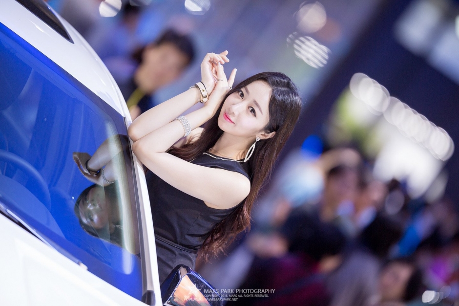 韩国美女车模申海莉车展写真笑容迷人