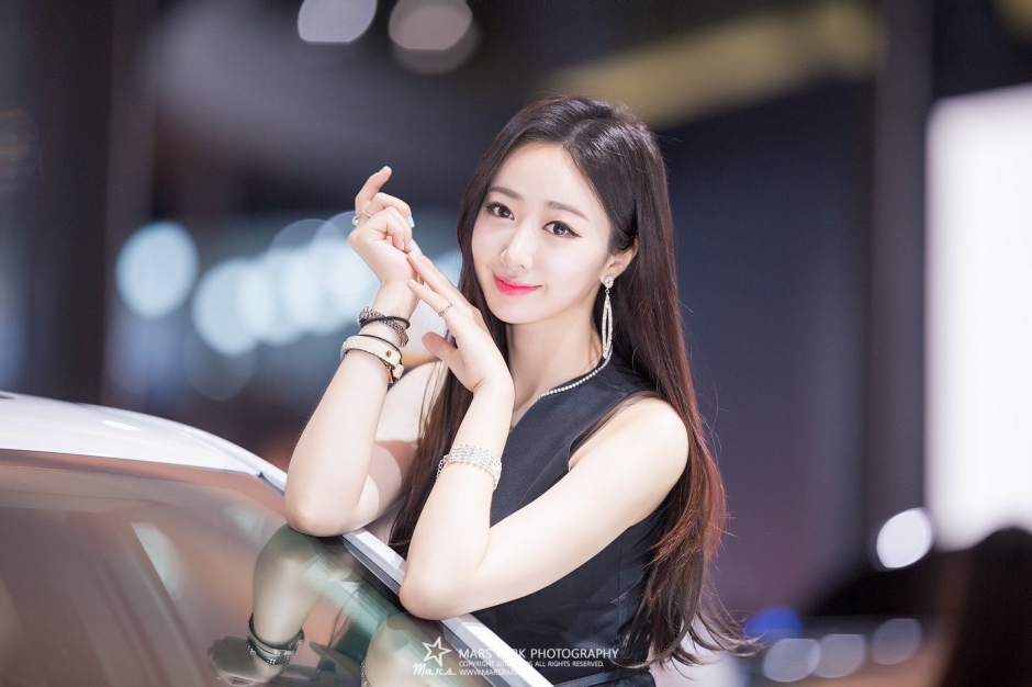 韩国美女车模申海莉车展写真笑容迷人