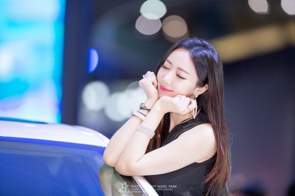 韩国美女车模申海莉车展写真笑容迷人