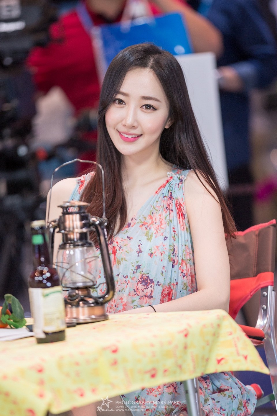 韩国美女车模申海莉车展写真笑容迷人