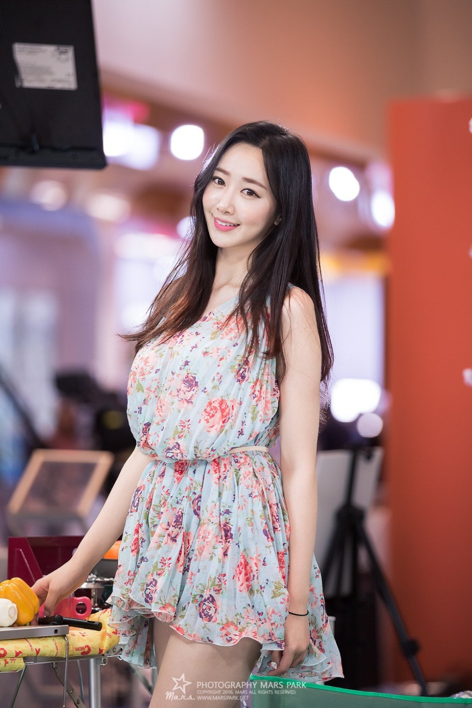 韩国美女车模申海莉车展写真笑容迷人