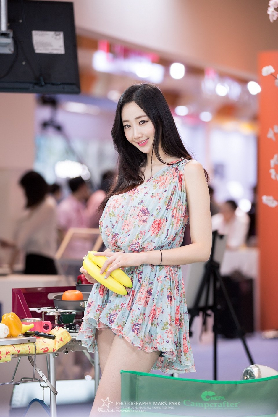 韩国美女车模申海莉车展写真笑容迷人