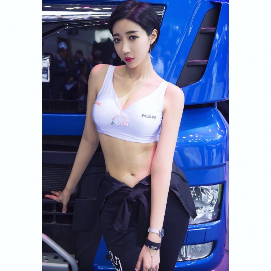 韩国美女柳智雅制服短裙写真长腿迷人