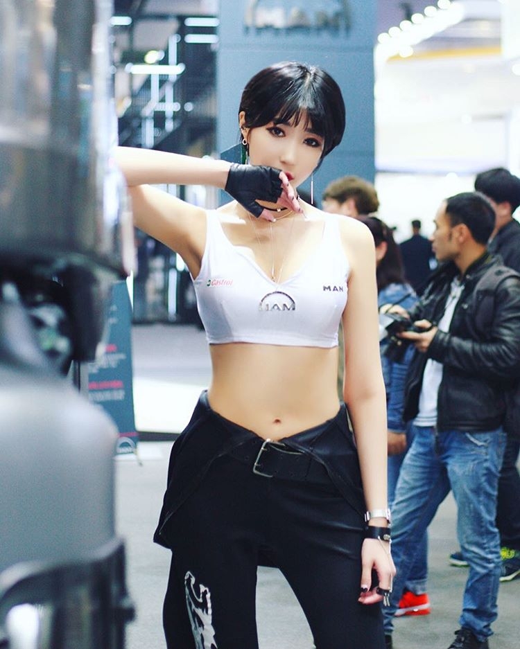 韩国美女柳智雅制服短裙写真长腿迷人