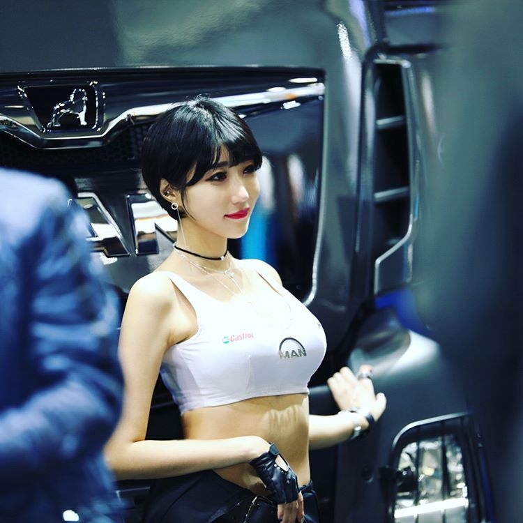 韩国美女柳智雅制服短裙写真长腿迷人