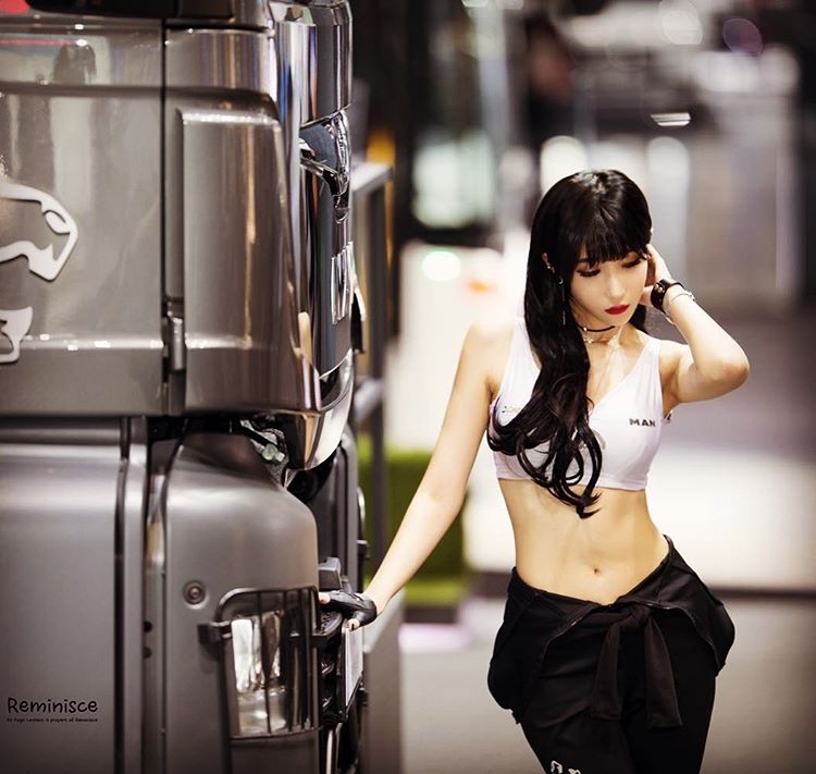 韩国美女柳智雅制服短裙写真长腿迷人