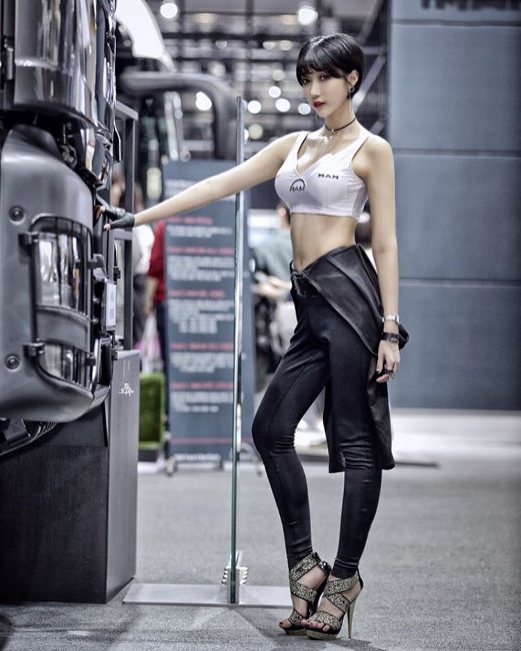 韩国美女柳智雅制服短裙写真长腿迷人