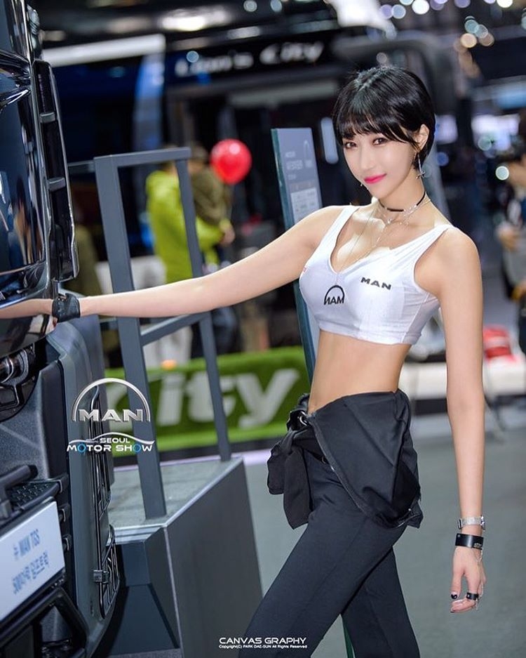 韩国美女柳智雅制服短裙写真长腿迷人