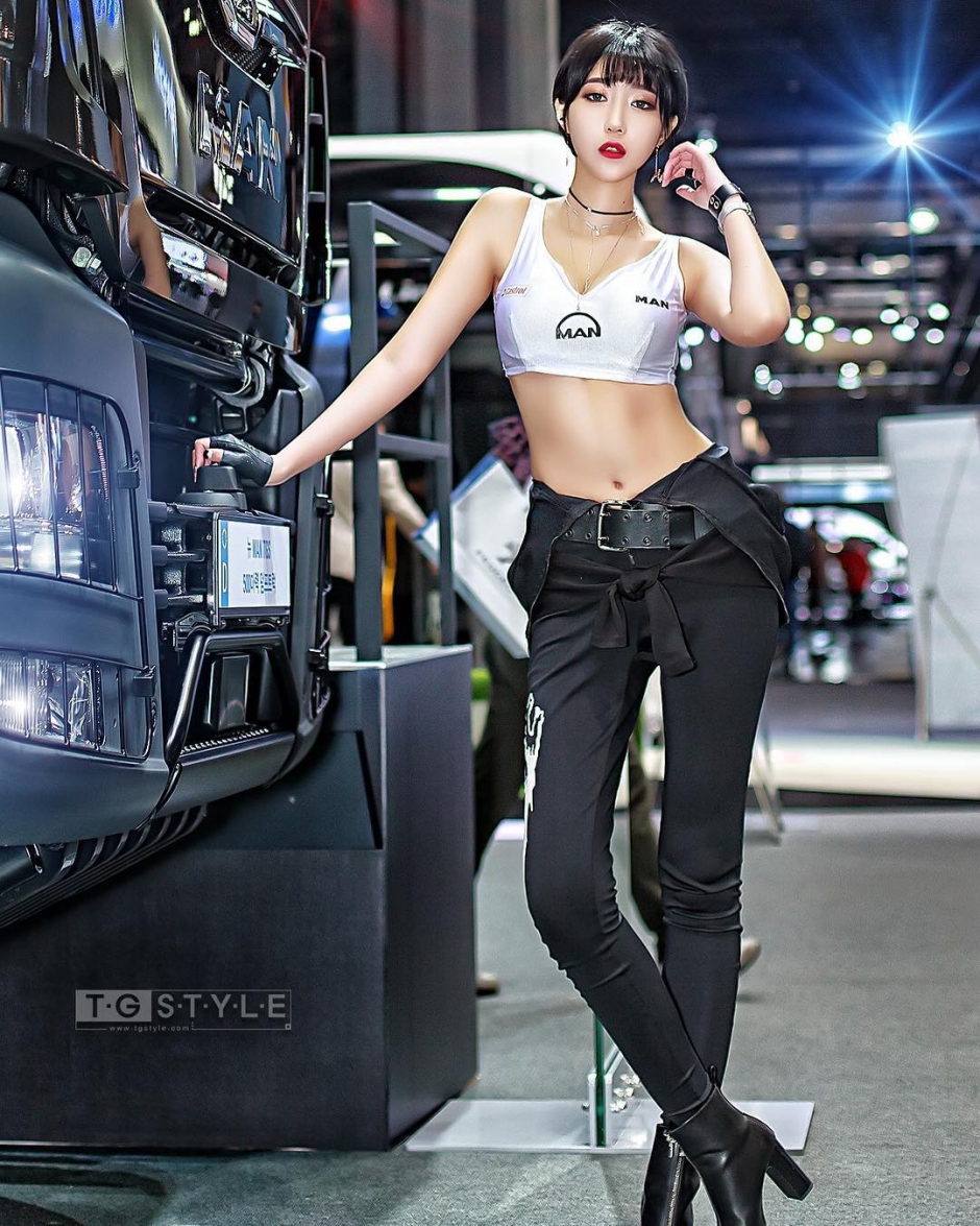 韩国美女柳智雅制服短裙写真长腿迷人