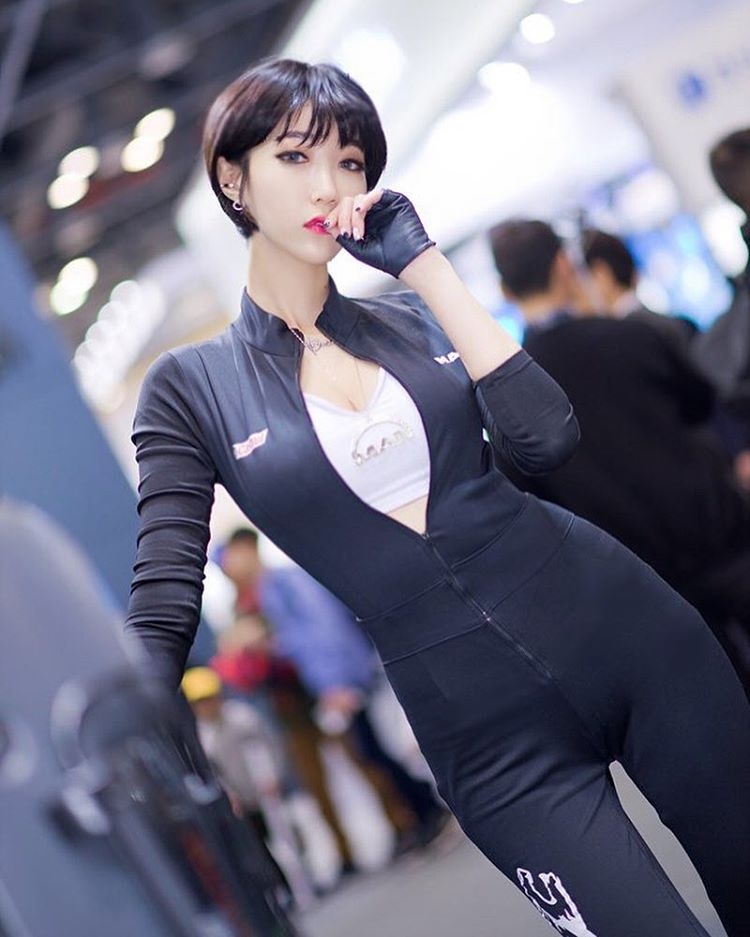 韩国美女柳智雅制服短裙写真长腿迷人