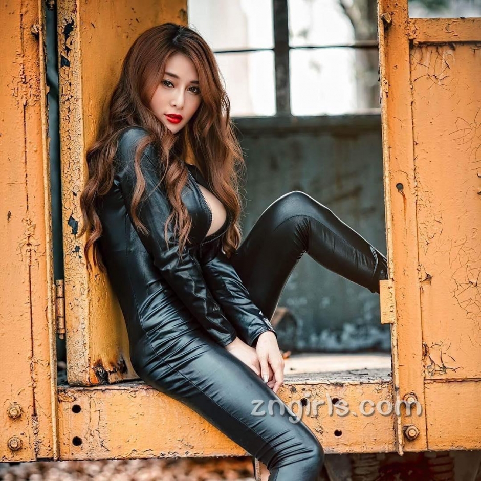 台湾美女安希希性感私房照酥胸诱人