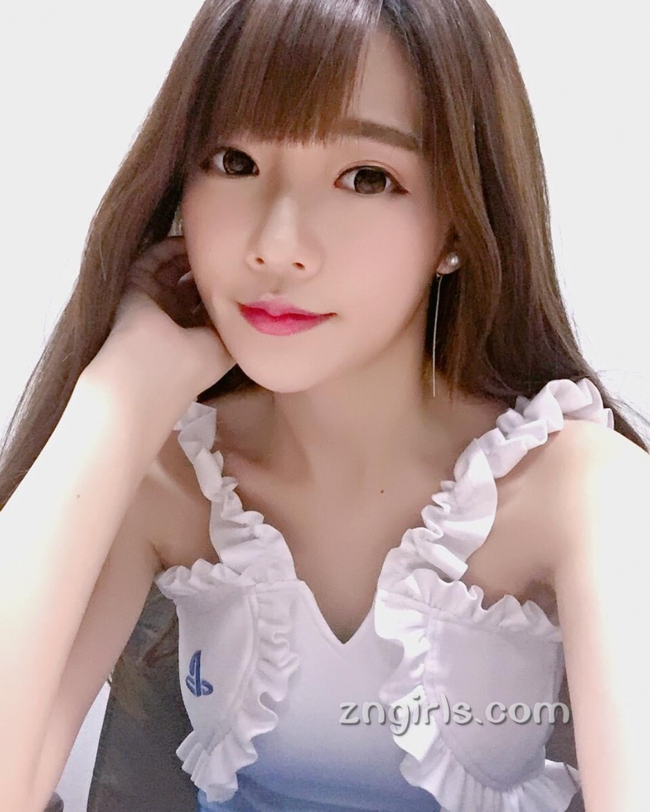 台湾美女简欣汝甜美自拍照白嫩迷人