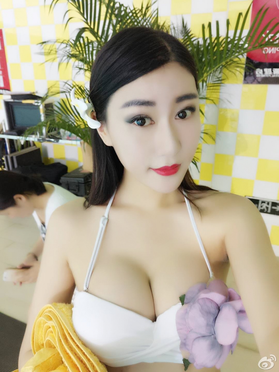 平面模特薛曼柔微博私房写真性感迷人