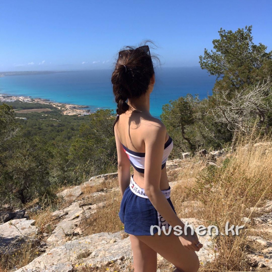 韩国美女Ahrimei比基尼自拍照美胸迷人