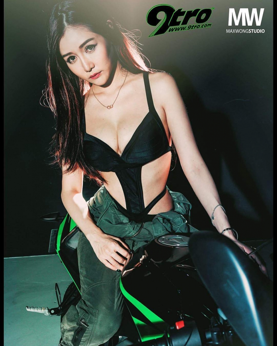 性感比基尼美女Naomi Liu私房写真酥胸诱人