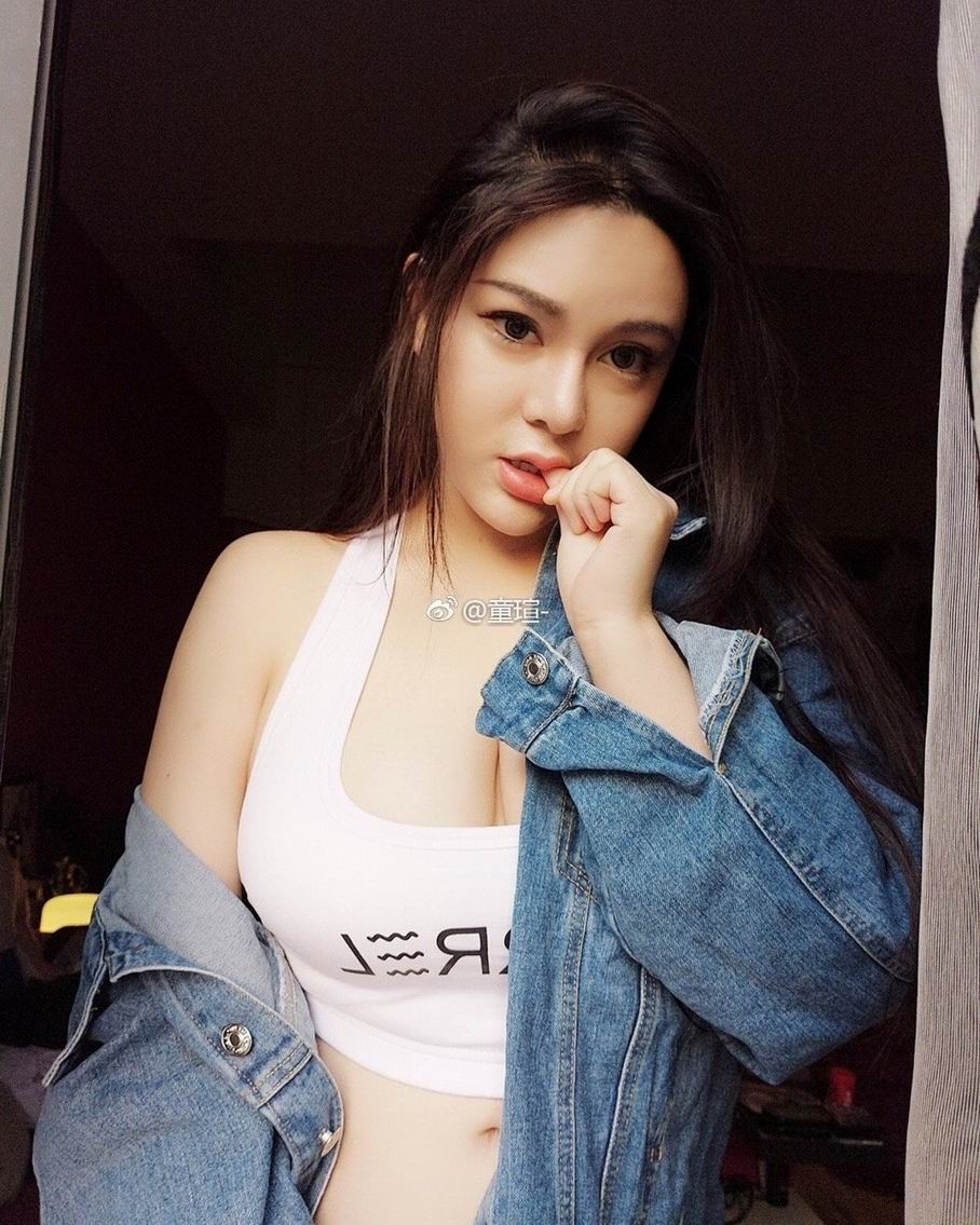 大胸美女童瑄微博自拍私房照性感诱人